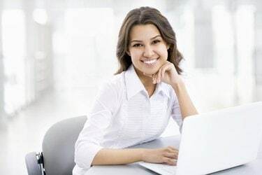 Verslo moteris, dirbanti nešiojamajame kompiuteryje