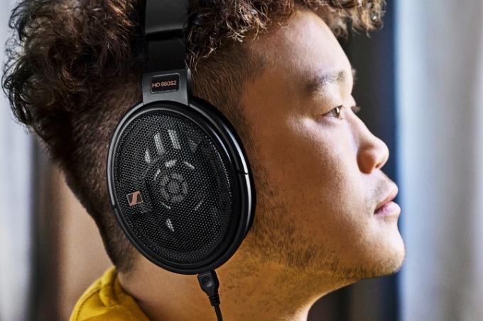 Man som bär Sennheiser HD 660S2 hörlurar med öppen baksida.