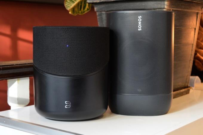 Bluesound Pulse M hangszóró a Sonos Move mellett.