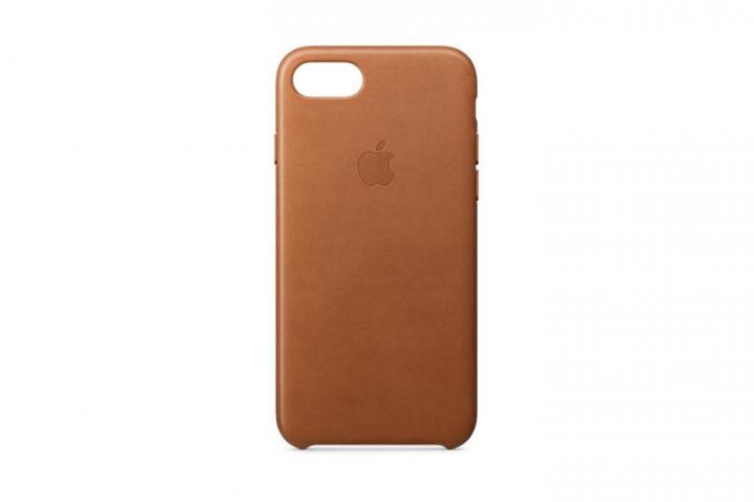 התמונה מציגה את נרתיק העור של אפל בצבע חום אוכף לאייפון 7, עם הלוגו של אפל בגב