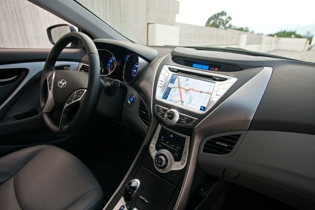 2011-Hyundai-Elantra-interiér
