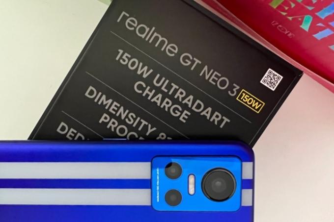 Realme GT Neo 3 s svojo škatlo, ki prikazuje informacije na zadnji strani.