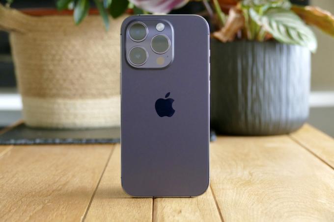 Die Rückseite des iPhone 14 Pro in der Farbe Deep Purple.