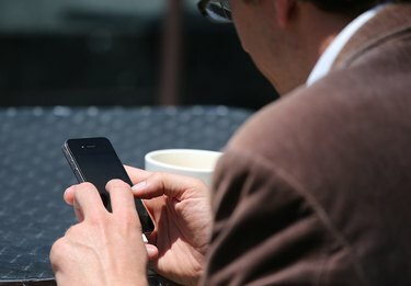 Dalam Peningkatan Tajam Selama Tahun Lalu, Lebih Dari Separuh Orang Dewasa Memiliki Ponsel Cerdas AS