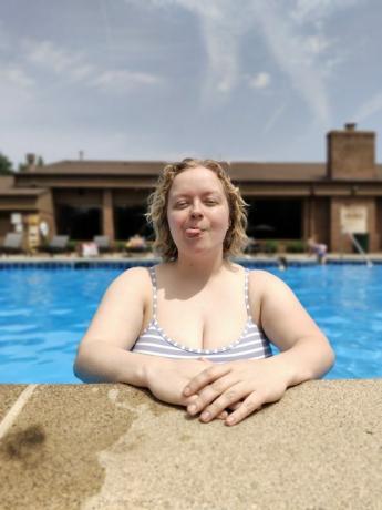 Una foto de una persona con cabello rubio en una piscina, tomada con el Motorola Razr Plus.