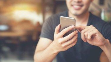 Hombre feliz con espacio de copia y smartphone