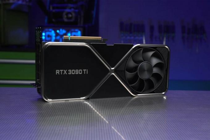 En Nvidia RTX 3090 Ti sidder på et sølvbord.