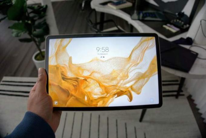 Samsung Galaxy Tab S8 dvignjen in prikazan zaklenjen zaslon.