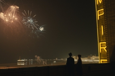 Micheal Ward e Olivia Colman observam fogos de artifício em Empire of Light.