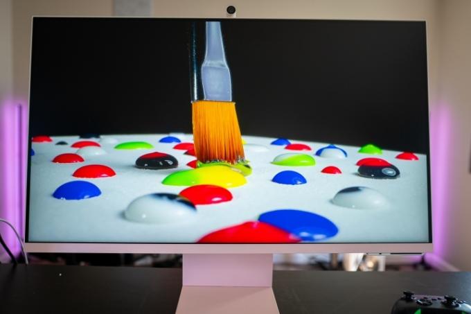 Ein Video eines Pinsels, der auf dem Samsung M8 Smart Monitor läuft.