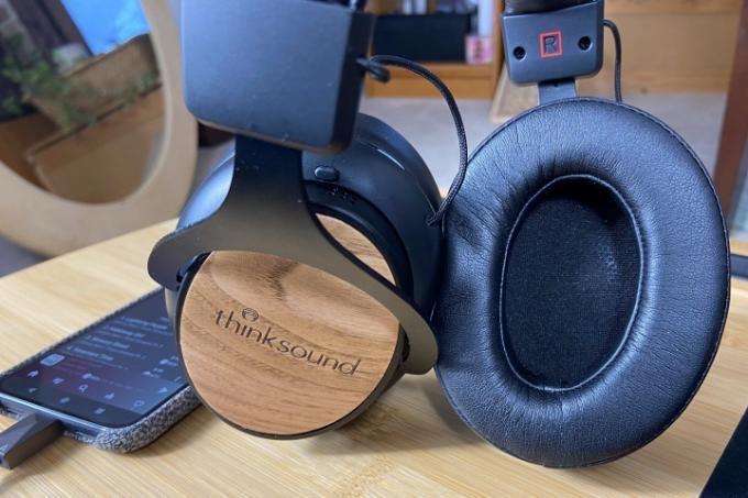 Un primer plano de las almohadillas de los auriculares con cable Thinksound OV21.