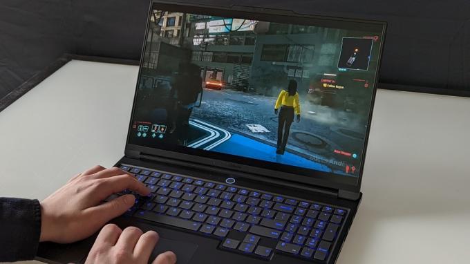 Igranje igre na prijenosnom računalu Lenovo Legion Slim 7i.