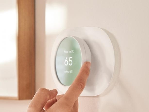 Regulacja temperatury na termostacie Google Nest.