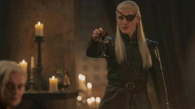 Aemond Targaryen zdvihol pohár v House of the Dragon. 