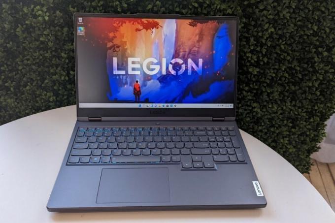 Lenovo Legion 5 Pro gaming laptop på et bord.