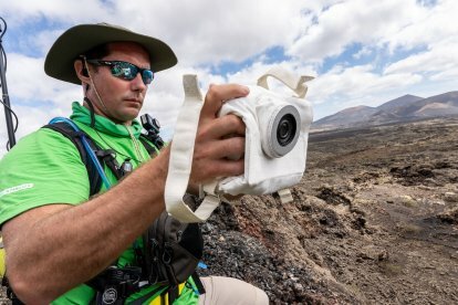 Astronaut Thomas Pesquet testuje měsíční kameru v měsíční krajině na Lanzarote ve Španělsku.