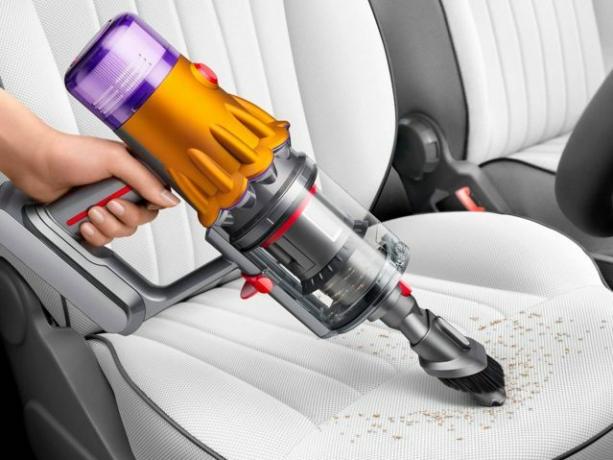 Dyson V12 Detect bežični usisavač koji se koristi za čišćenje unutrašnjosti automobila.