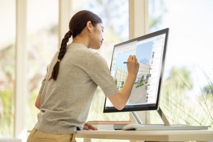 Una donna che utilizza Microsoft Surface Studio 2+.