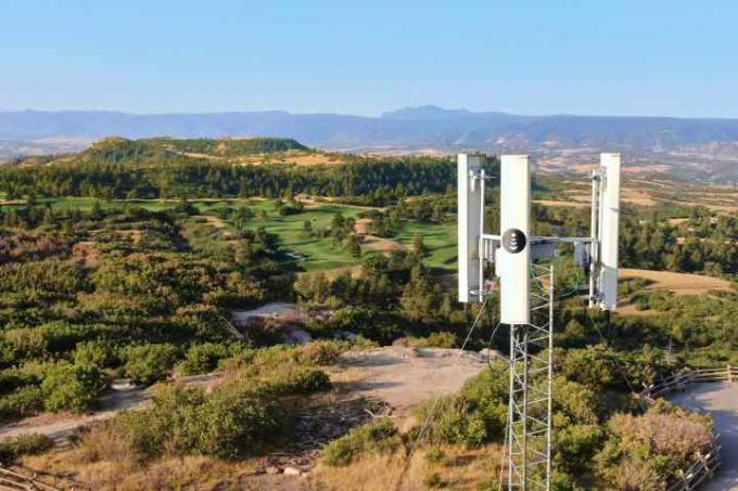 Tour cellulaire 5G au-dessus de la campagne rurale.