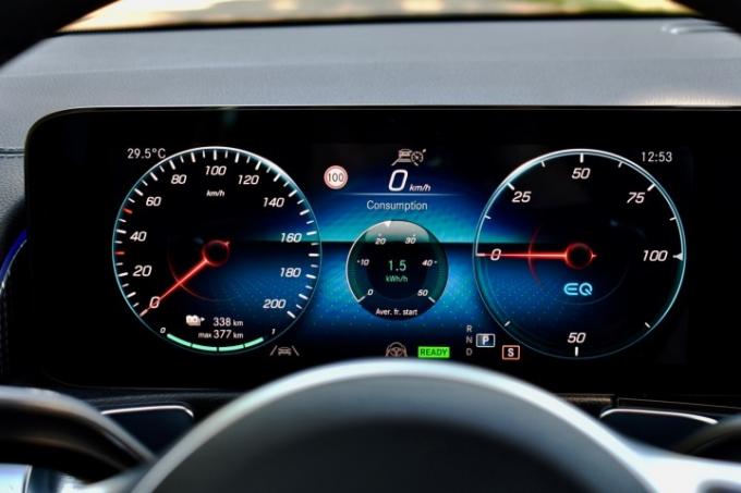 2022 Mercedes-Benz EQB'deki dijital gösterge paneli.