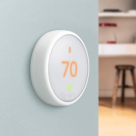 벽에 설치된 Nest Thermostat E