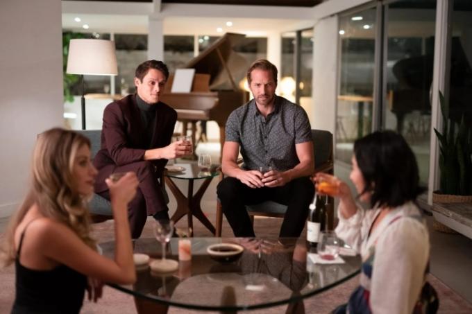 Sasha, Tomas, Adomas ir Margo kartu sėdi prie stalo filme „Kas juos pakvietė“.