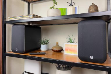 O Q Acoustics M20 HD Powered Wireless Music System em uma prateleira