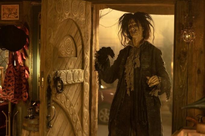 Doug Jones dans le rôle de Billy Butcherson zombifié ouvre une porte dans une scène de Hocus Pocus 2.