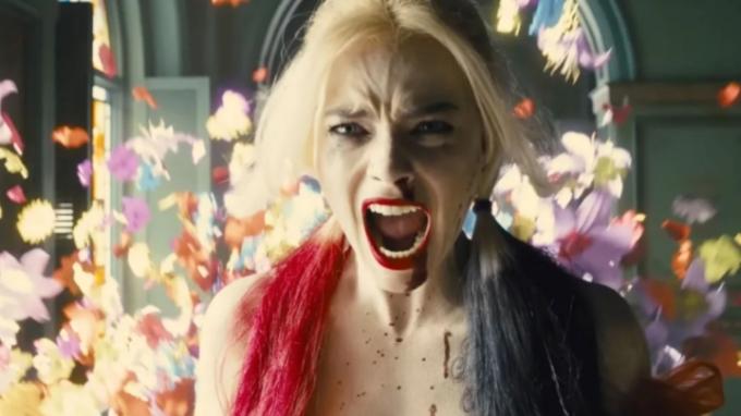 Margot Robbie nei panni di Harley Quinn, urlante