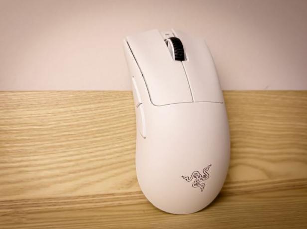 내 책상 위에 서 있는 Razer DeathAdder v3 Pro.