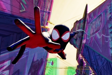 Miles Morales valt tussen twee gebouwen in Spider-Man: Across the Spider-Verse.