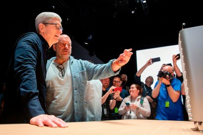 Jony Ive'as (dešinėje) ir „Apple“ generalinis direktorius Timas Cookas apžvelgia naująjį „Mac Pro“ ekraną