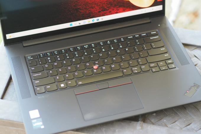Klavye ve dokunmatik yüzeyi gösteren Lenovo ThinkPad X1 Extreme Gen 5 yukarıdan aşağıya görünüm.