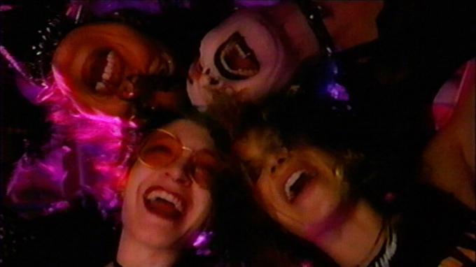 Cuatro niñas ríen en VHS99.