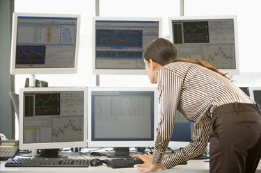 Borzni trgovec pregleduje računalniške monitorje