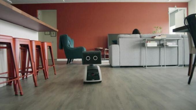 Amazon Astro Robot rolt door een woonkamer.