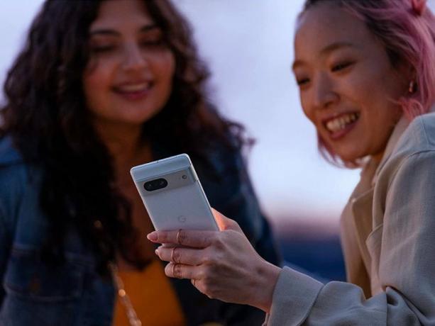 Duas mulheres tiram uma selfie com o Google Pixel 7.