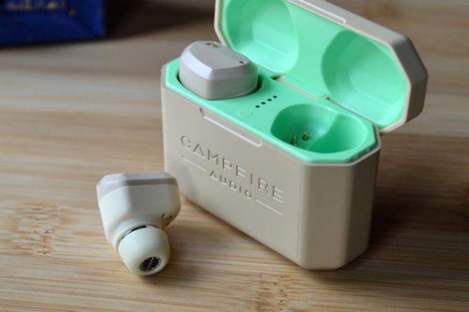 Carcasă de încărcare Campfire Audio Orbit, capacul deschis, căștile drepte scoase.