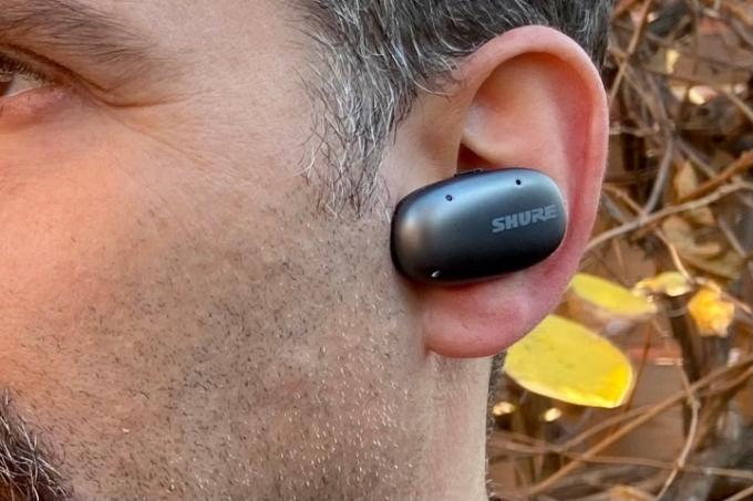 Hombre con auriculares verdaderamente inalámbricos Shure Aonic Free.