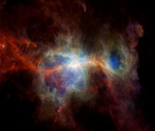 Cette image infrarouge de la nébuleuse d'Orion présente beaucoup de poussière mais pas d'étoiles. Dans ces longueurs d’onde infrarouges, il est possible de voir des points chauds où de nouvelles étoiles se forment, tandis que des étoiles massives et brillantes invisibles ont creusé des cavernes d’espace vide.
