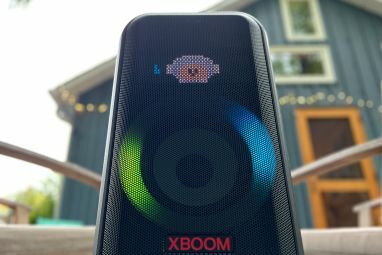 Una vista frontal del altavoz portátil para fiestas LG XBoom LX7.