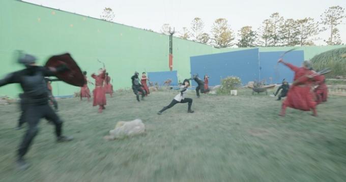 Cīņas ainas producēšana uz zaļā ekrāna fona filmā Shang-Chi un leģenda par desmit gredzeniem.