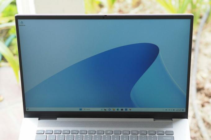 Dell Inspiron 16 Plus elölnézetben látható kijelző.