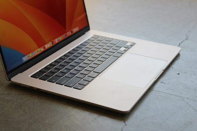 O teclado e trackpad do MacBook Air de 15 polegadas da Apple.