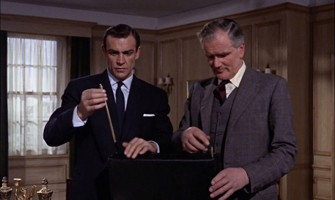 James Bond si prezerá svoj trikový kufrík vo filme From Russia With Love.