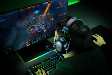 lejátszó Razer BlackShark fejhallgatóval