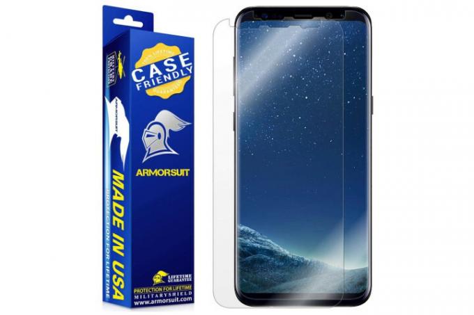 Η φωτογραφία δείχνει το τηλέφωνο Samsung Galaxy S8 με προστατευτικό οθόνης Armorsuit Military Shield και τη συσκευασία του, η οποία είναι μπλε και κίτρινη