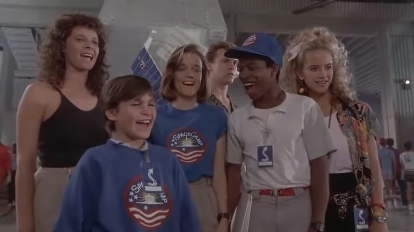 Iš kairės Kate Capshaw, Joaquinas Phoenixas, Lea Thompson, Tate'as Donovanas, Larry B. Scottas ir Kelly Preston 1986 m. „SpaceCamp“.