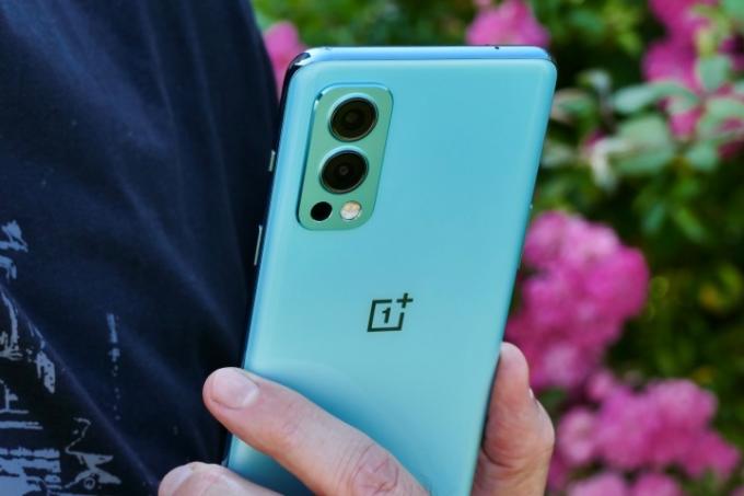 Das OnePlus Nord 2 in der Hand, von hinten gesehen.