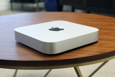 جهاز Mac mini على مكتب خشبي.